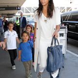 In sommerlichem Weiß zeigt sich Camila Alves mit ihren Kiddies ganz sportlich am Flughafen von L.A. Die elfenbeinfarbene, lange Weste bringt noch einen Hauch Eleganz in das Outfit.
