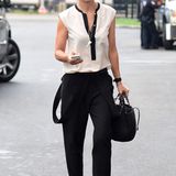 Sportlich-elegant in Schwarz-Weiß zeigt sich Bridget Moynahan als Zuschauerin bei den US Open in New York
