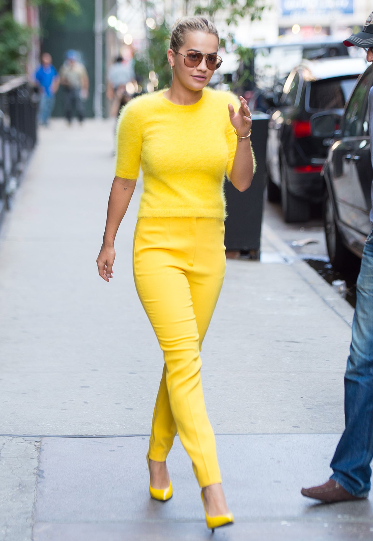 Von Kopf bis Fuß in Gelb! Ein besonders leuchtender Hingucker war Rita Ora in dieser sonnigen Style-Kombi.