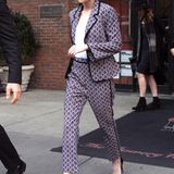 Als Abwechslung zu ihrem lässigen Tomboy-Style zeigt sich Kristen Stewart ausnahmsweise mal farblich fast auffällig im elegant-gemusterten Anzug.
