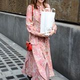 Im verträumten, langärmeligen Gucci-Kleid schlendert Dakota Johnson auf Shopping-Tour durch das schon etwas herbstliche Mailand.