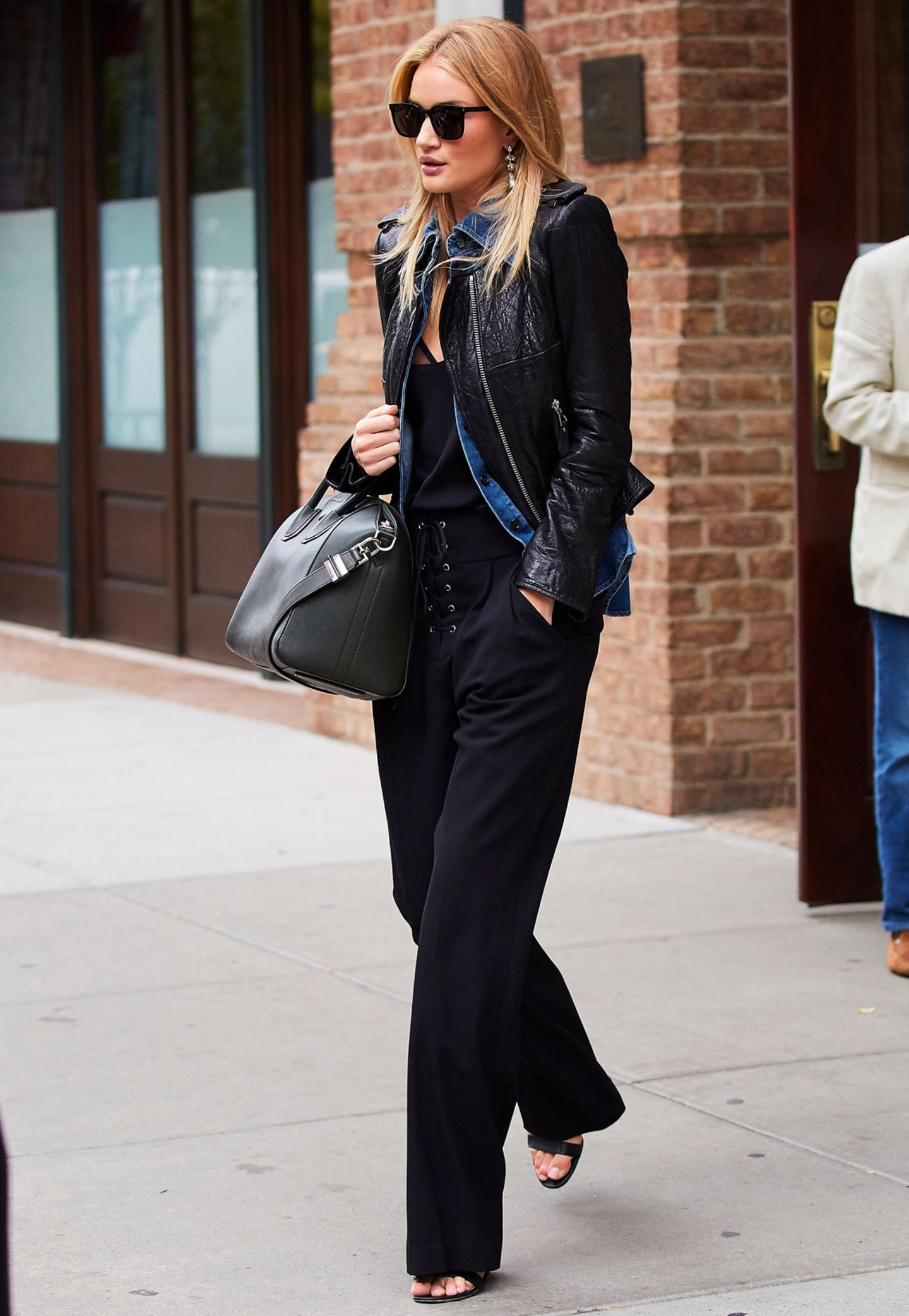 Schauspielerin und Model Rosie Huntington-Whiteley trotzt der kalten Jahreszeit mit einer stylischen Lederjacke.