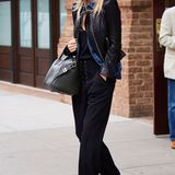 Schauspielerin und Model Rosie Huntington-Whiteley trotzt der kalten Jahreszeit mit einer stylischen Lederjacke.