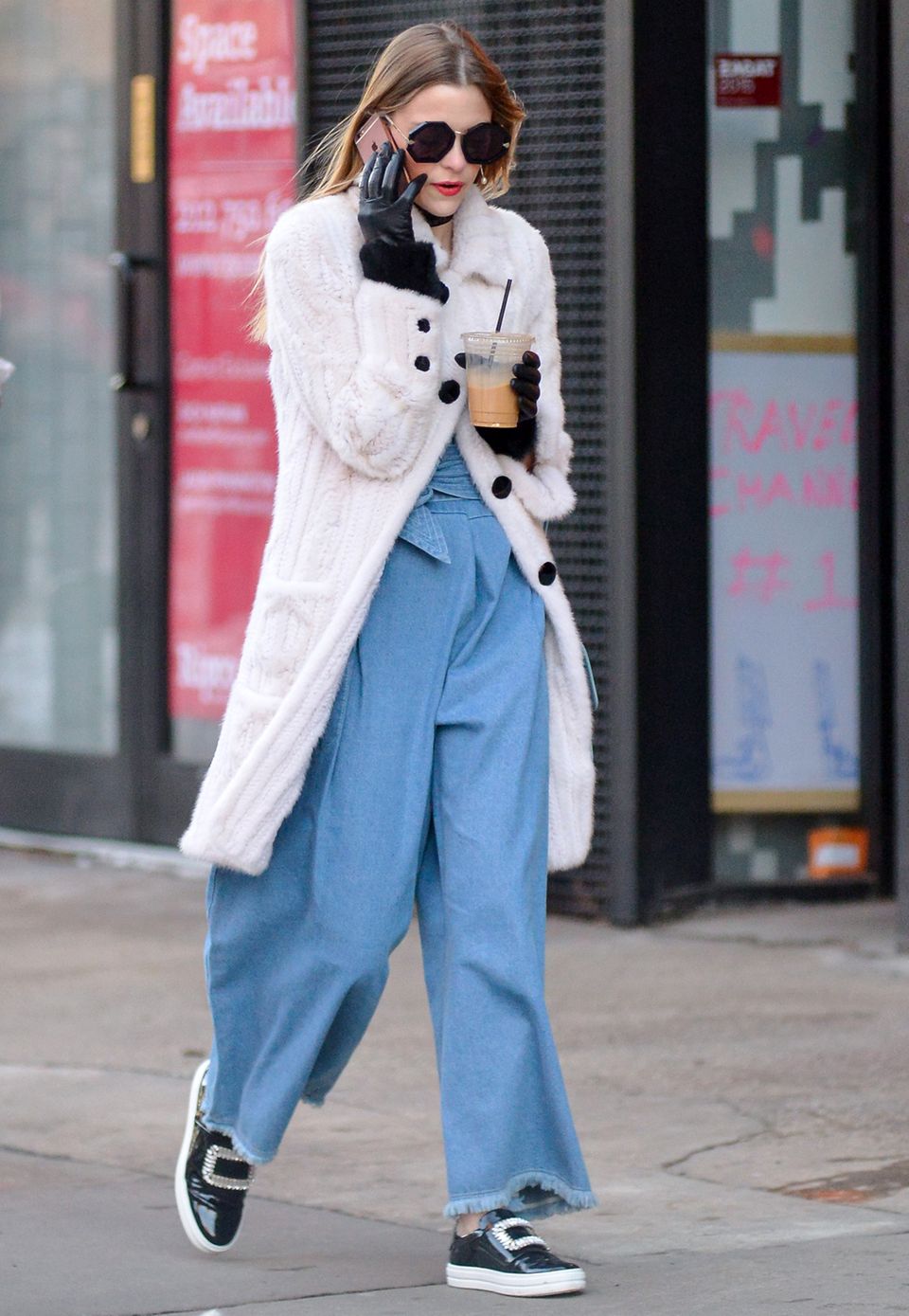 XXL-Marlenehose trifft Kuschel-Strickjacke: An Jaime Kings Outfit ist nicht nur die achteckige Sonnenbrille abgefahren und lässig. XXL-Marlenehose trifft Kuschel-Strickjacke: An Jaime Kings Outfit ist nicht nur die achteckige Sonnenbrille abgefahren und lässig.