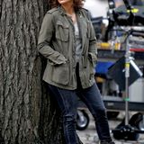 Jennifer Lopez spielt in "Shades of Blue" eine New Yorker Polizistin, mit Jeans, grünem Parker und festen Boots hat sie dafür genau den richtigen, strapazierfähigen Look.