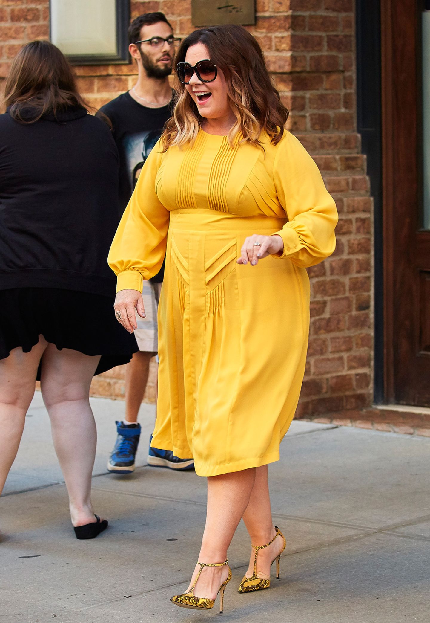Für ihre "Ghostbuster"-Promotour hat sich Melissa McCarthy neben anderen tollen Outfits auch dieses fröhlich-gelbe Sommerkleid ausgesucht.