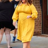 Für ihre "Ghostbuster"-Promotour hat sich Melissa McCarthy neben anderen tollen Outfits auch dieses fröhlich-gelbe Sommerkleid ausgesucht.