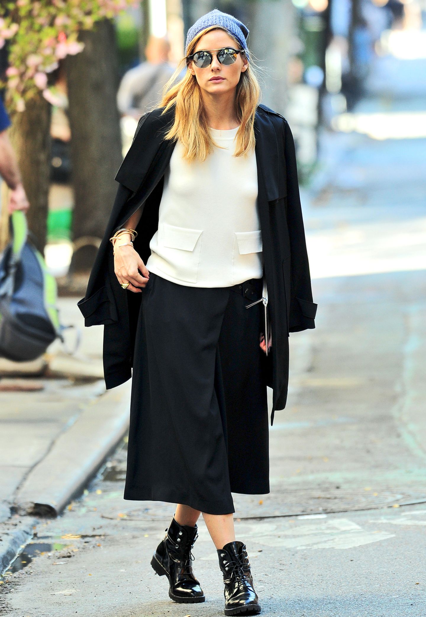 It-Girl und Fashionista Olivia Palermo flaniert in einem herbstlichen Oversize-Look durch New York.