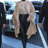 Mit weitem Cashmere-Mantel und sexy Lederhose ist Miranda Kerr im Streetstyle-Ranking ganz weit vorne.