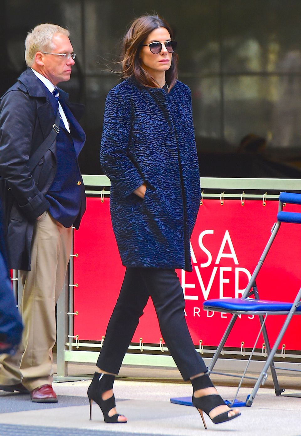 Die Dreharbeiten zu "Ocean's 8" haben in New York begonnen, und Sandra Bullock übernimmt darin die Rolle Danny Oceans (gespielt von George Clooney) weiblichem Pendant. Im dunkelblauen Herbst-Look sieht sie dabei ziemlich stylisch aus.