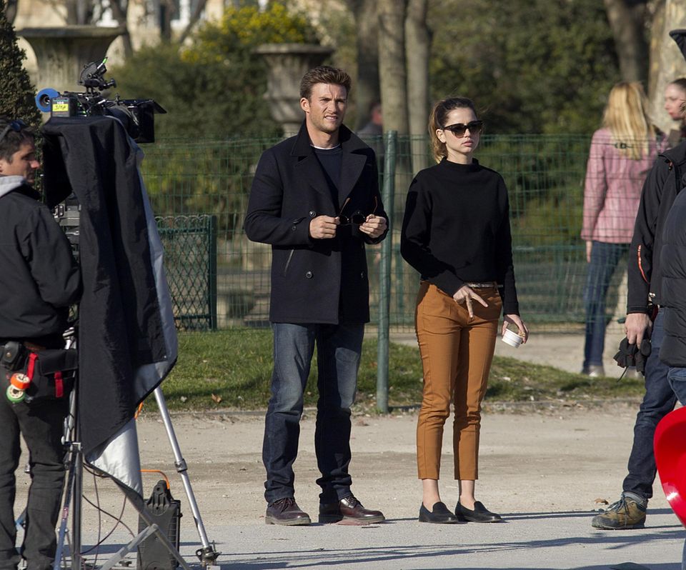 29. Februar 2016: Die Schauspieler Scott Eastwood und Ana de Armas drehen in Paris einige Szenen für den Actionthriller "Overdrive". 29. Februar 2016: Die Schauspieler Scott Eastwood und Ana de Armas drehen in Paris einige Szenen für den Actionthriller "Overdrive".