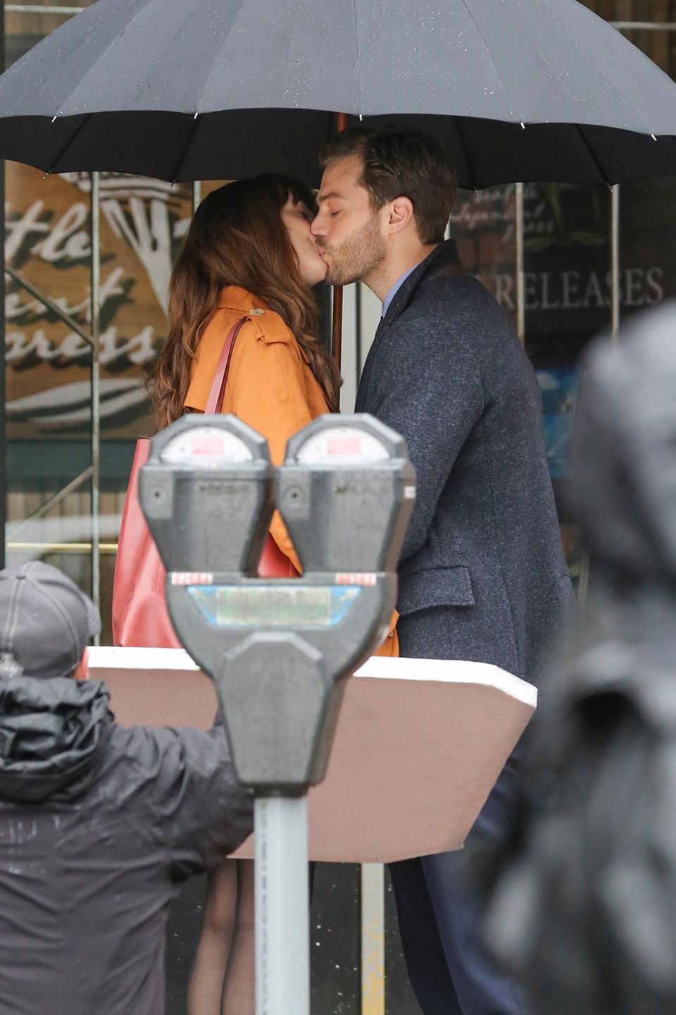 1. März 2016: Endlich: Die Dreharbeiten zu "Fifty Shades Darker" laufen und das erste Bild vom Set überrascht eher mit Romantik: Dakota Johnson und Jamie Dornan küssen sich unter einem Regenschirm. Bleibt zu hoffen, dass noch ein paar heißere Szenen gedreht werden. 1. März 2016: Endlich: Die Dreharbeiten zu "Fifty Shades Darker" laufen und das erste Bild vom Set überrascht eher mit Romantik: Dakota Johnson und Jamie Dornan küssen sich unter einem Regenschirm. Bleibt zu hoffen, dass noch ein paar heißere Szenen gedreht werden.