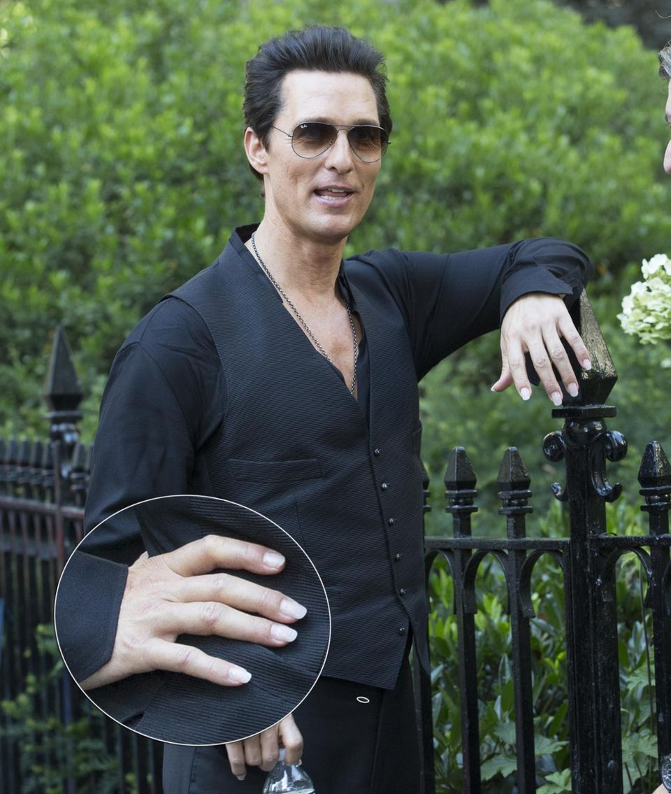Für die Rolle trägt er perfekt manikürte Fingernägel: Matthew McConaughey bei den Dreharbeiten am Set von "The Dark Tower" in New York. Für die Rolle trägt er perfekt manikürte Fingernägel: Matthew McConaughey bei den Dreharbeiten am Set von "The Dark Tower" in New York.