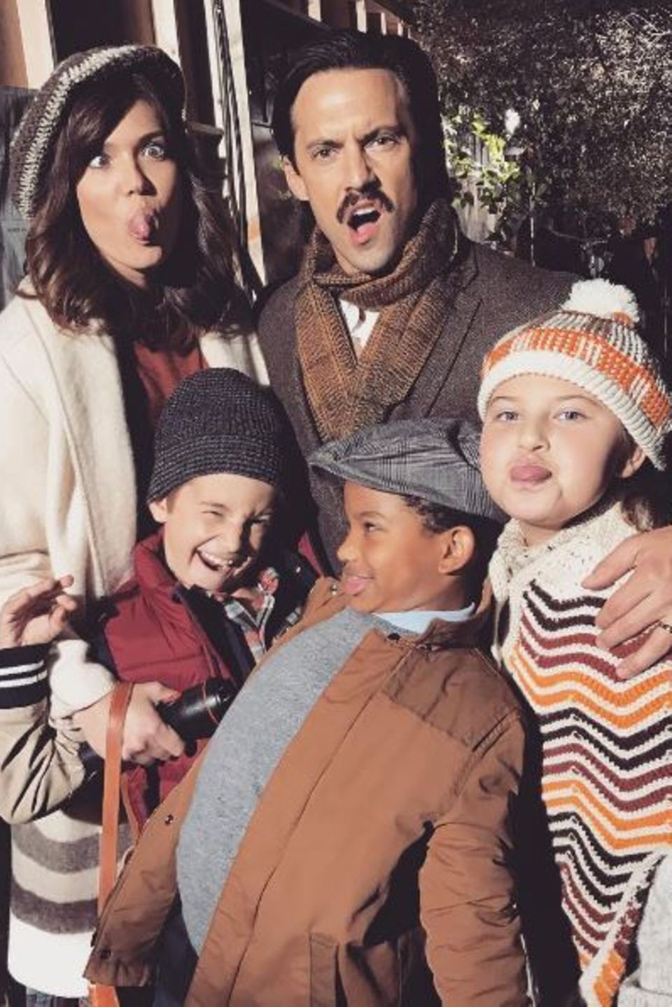 13. Oktober 2016: Mandy Moore postet dieses Foto vom Dreh der Serie "This Is Us". Alle ziehen eine Grimasse, aber Mandy Moore schreibt: "Wir haben null Spaß bei der Arbeit." 13. Oktober 2016: Mandy Moore postet dieses Foto vom Dreh der Serie "This Is Us". Alle ziehen eine Grimasse, aber Mandy Moore schreibt: "Wir haben null Spaß bei der Arbeit."