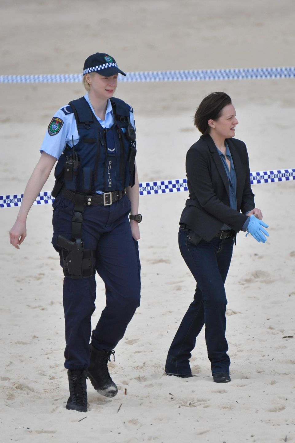 6. Juli 2016: Gwendoline Christie und Elizabeth Moss drehen am Bondi Beach in Sydney "Top of the Lake". 6. Juli 2016: Gwendoline Christie und Elizabeth Moss drehen am Bondi Beach in Sydney "Top of the Lake".