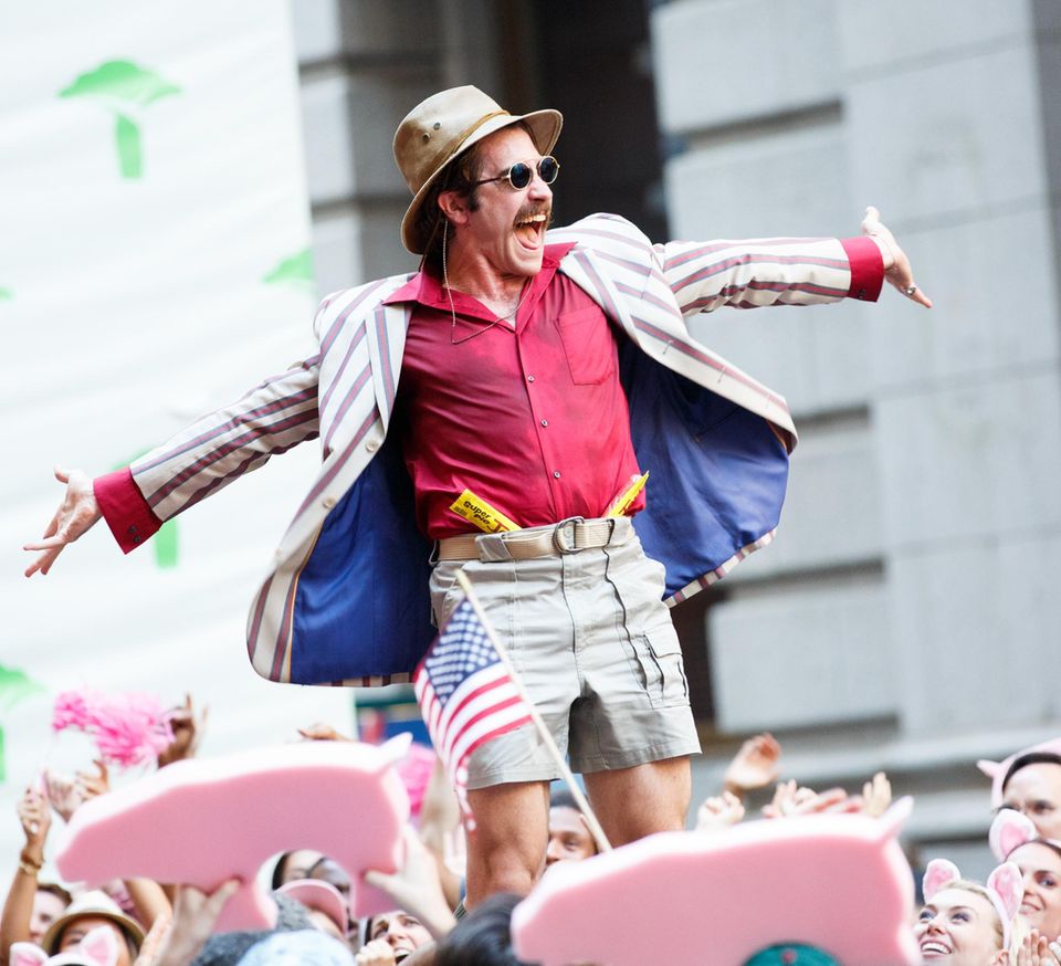 23. Juli 2016: Kaum zu erkennen ist Jake Gyllenhaal hinter seiner Maskerade für den Film "Okja". Wir dürfen uns sicherlich auf jede Menge Spaß freuen. 23. Juli 2016: Kaum zu erkennen ist Jake Gyllenhaal hinter seiner Maskerade für den Film "Okja". Wir dürfen uns sicherlich auf jede Menge Spaß freuen.