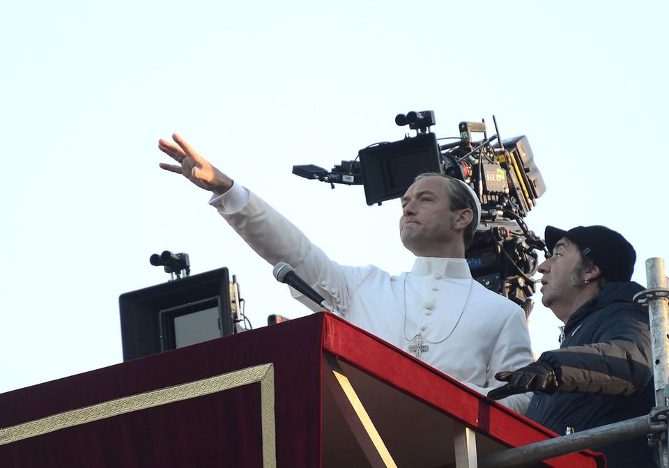 12. Januar 2016: Der Schauspieler Jude Law steht zum Glück wieder nur als Serien-Papst für das achtteilige Drama "The Young Pope" auf der Kanzel. Ein Segen! 12. Januar 2016: Der Schauspieler Jude Law steht zum Glück wieder nur als Serien-Papst für das achtteilige Drama "The Young Pope" auf der Kanzel. Ein Segen!