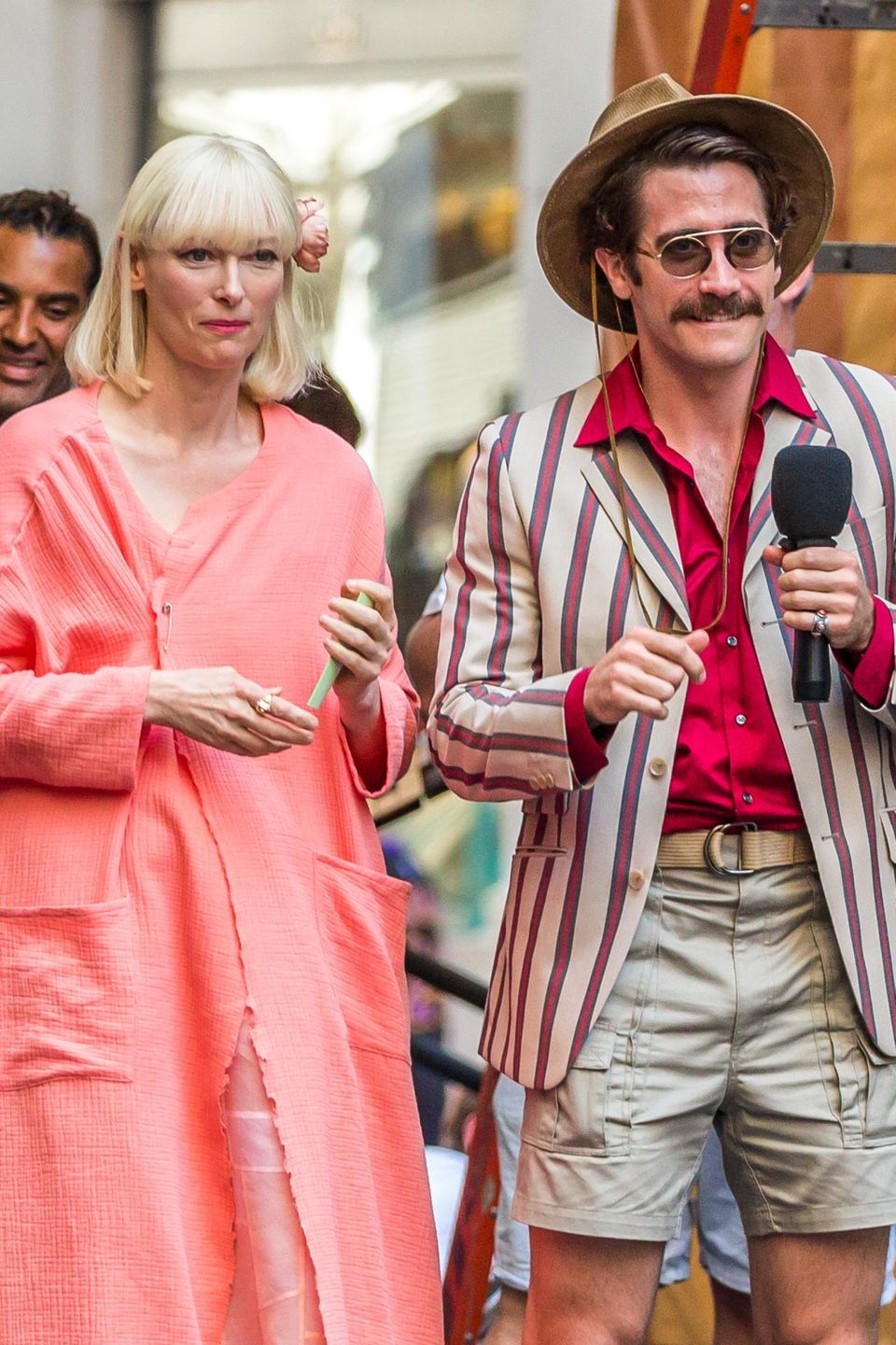 Der erste Drehtag von "Okja" und schon so viel Spaß! HIer sehen Sie Tilda Swinton neben - unglaublich, aber wahr - Jake Gyllenhaal. Er wird von Jahr zu Jahr wandelbarer.