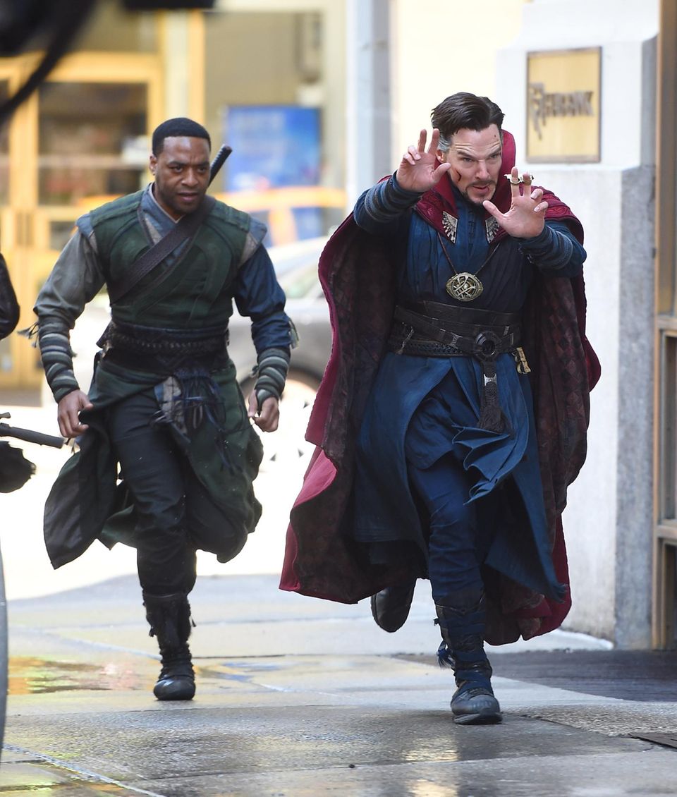 3. April 2016: Diesen beiden möchte man auch nicht auf offener Straße begegnen: Die Schauspieler Benedict Cumberbatch und Chiwetel Ejiofor drehen eine Szene für "Doctor Strange". Cumberbatch schlüpft in die Rolle des Superhelden-Magiers Stephen Strange. 3. April 2016: Diesen beiden möchte man auch nicht auf offener Straße begegnen: Die Schauspieler Benedict Cumberbatch und Chiwetel Ejiofor drehen eine Szene für "Doctor Strange". Cumberbatch schlüpft in die Rolle des Superhelden-Magiers Stephen Strange.