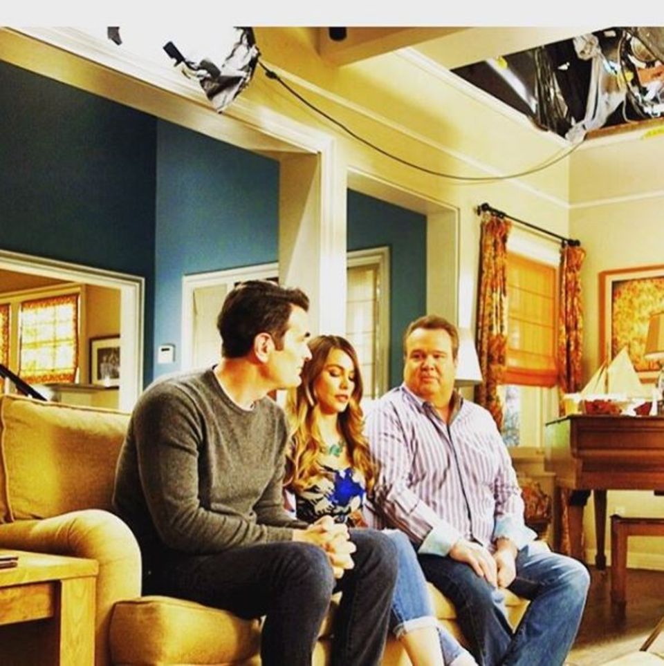 14. Oktober 2016: Eine Szene am Set von "Modern Family". Sofia Vergara als Gloria Pritchett auf der Couch mit ihren Serien Stiefschwiegersöhnen Phil Dunphy und Cam Tucker.