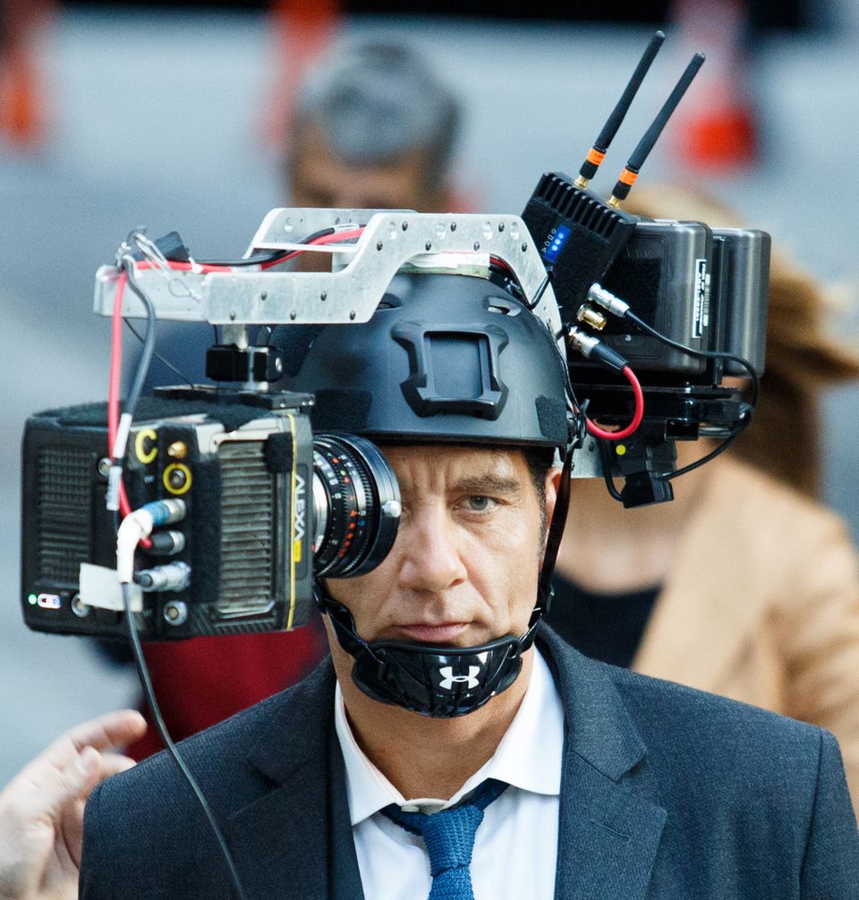3. September 2016: Ein interessantes Konstrukt trägt Clive Owen da auf dem Kopf bei den Dreharbeiten zu " ANON" in New York. 3. September 2016: Ein interessantes Konstrukt trägt Clive Owen da auf dem Kopf bei den Dreharbeiten zu " ANON" in New York.