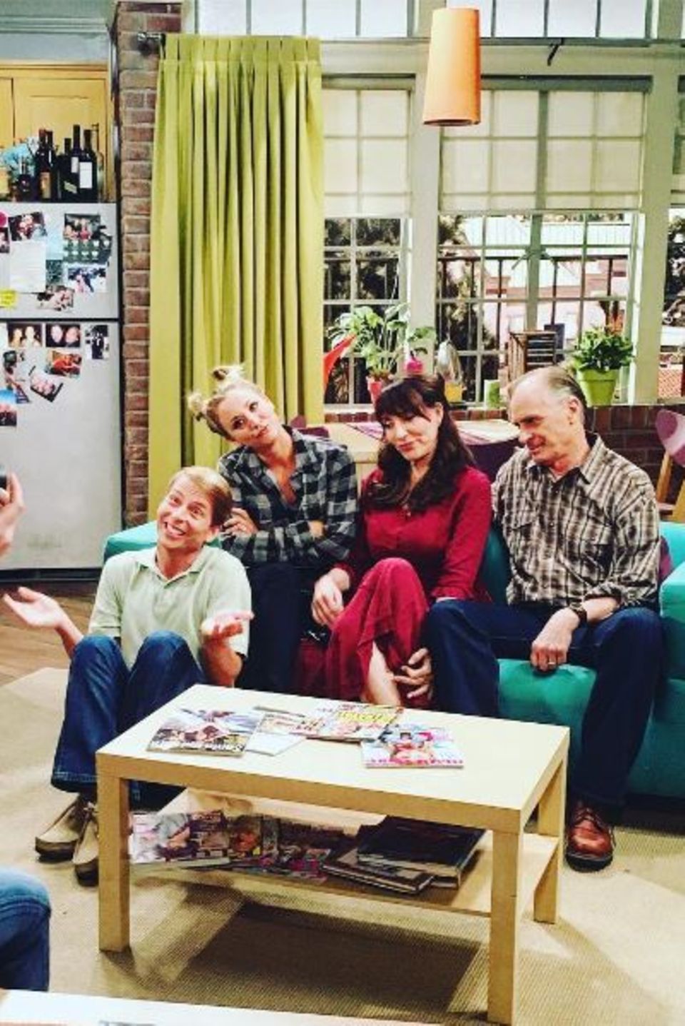 Schauspielerin Kaley Cuoco erfreut "The Big Bang Theory"-Fans mit einem Foto ihrer Serienfamilie. Serienstar Katey Sagal spielt ihre Mutter Susan, Jack McBrayer den Bruder Randall und Keith Carradine Pennys Vater Wyatt.