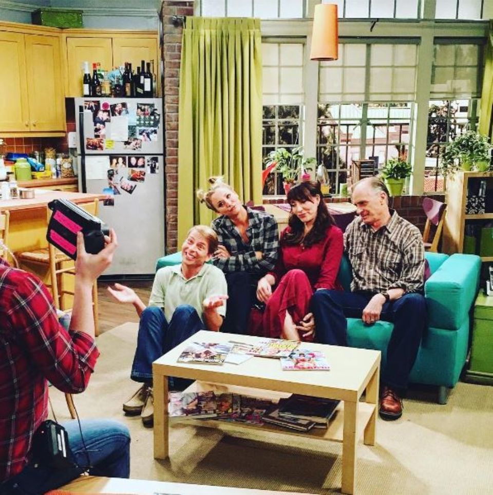 Schauspielerin Kaley Cuoco erfreut "The Big Bang Theory"-Fans mit einem Foto ihrer Serienfamilie. Serienstar Katey Sagal spielt ihre Mutter Susan, Jack McBrayer den Bruder Randall und Keith Carradine Pennys Vater Wyatt. Schauspielerin Kaley Cuoco erfreut "The Big Bang Theory"-Fans mit einem Foto ihrer Serienfamilie. Serienstar Katey Sagal spielt ihre Mutter Susan, Jack McBrayer den Bruder Randall und Keith Carradine Pennys Vater Wyatt.