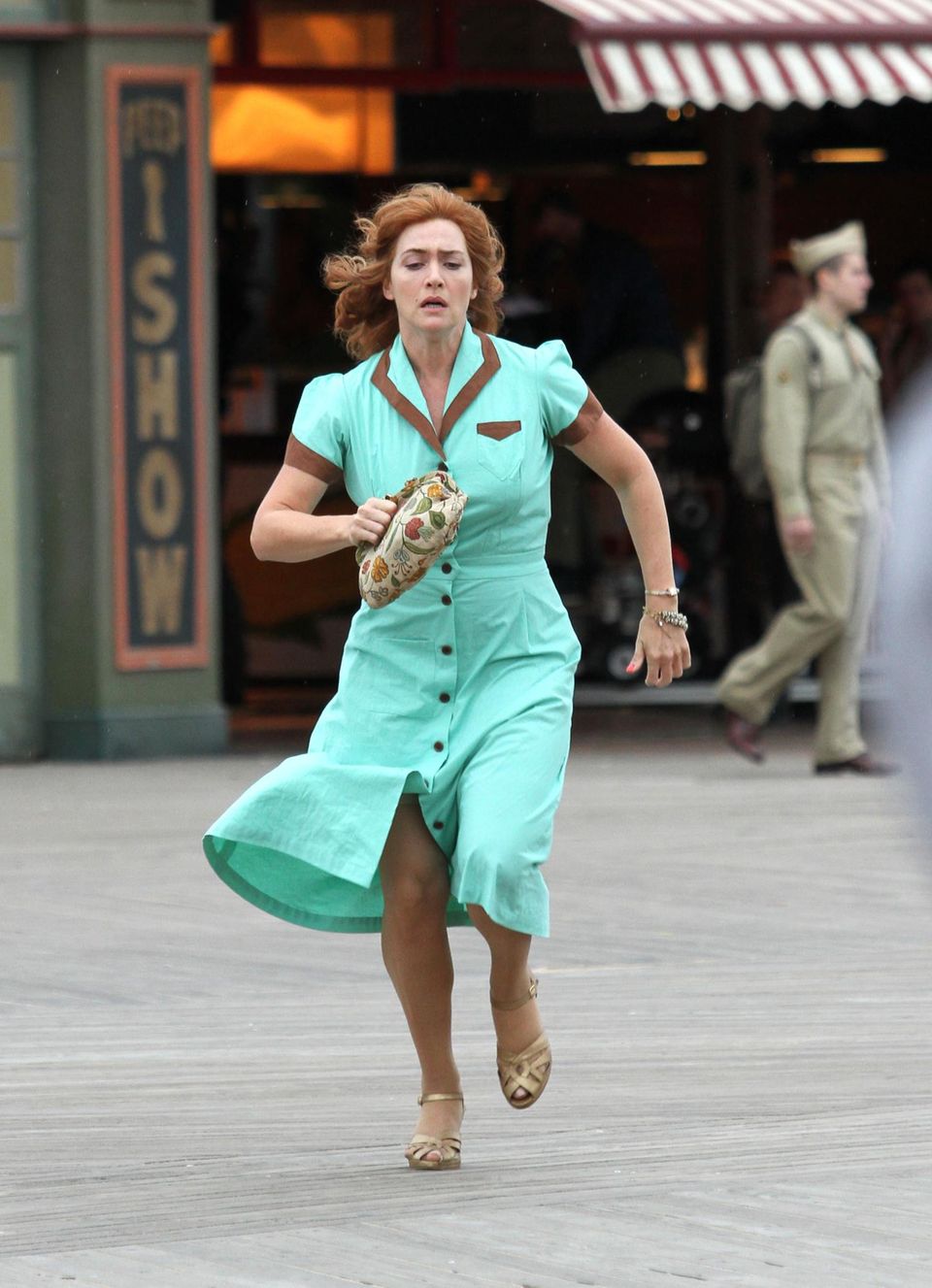 1. Oktober 2016: Jetzt aber schnell: Kate Winslet steht in New York für Woody Allens neuen Film im 50er-Jahre-Look vor der Kamera. 1. Oktober 2016: Jetzt aber schnell: Kate Winslet steht in New York für Woody Allens neuen Film im 50er-Jahre-Look vor der Kamera.