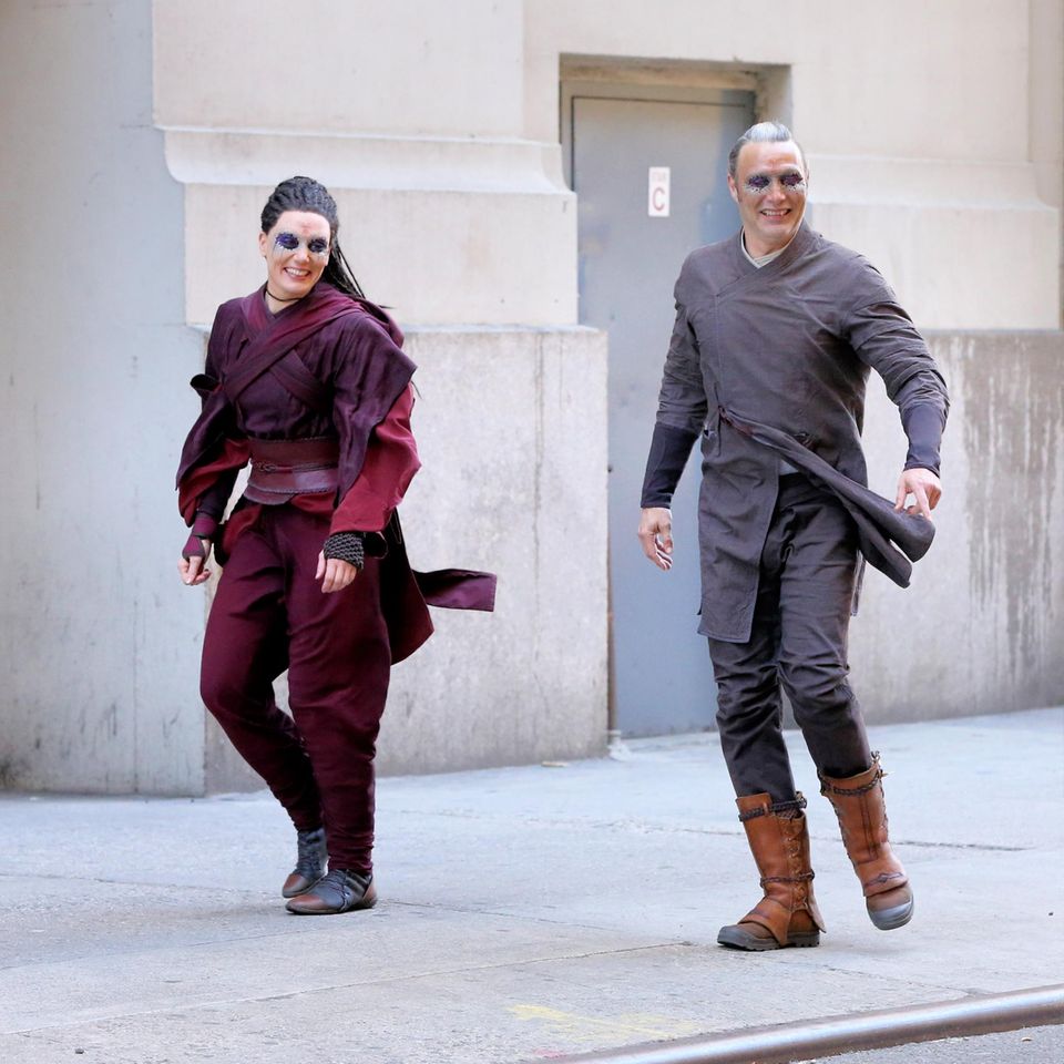 3. April 2016: Der dänische Schauspieler Mads Mikkelsen und seine Kollegin Zara Phythian drehen ebenfalls eine Szene für "Doctor Strange". Mads spielt einen Bösewicht. 3. April 2016: Der dänische Schauspieler Mads Mikkelsen und seine Kollegin Zara Phythian drehen ebenfalls eine Szene für "Doctor Strange". Mads spielt einen Bösewicht.