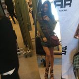 ... verbringt ihren ersten Fashionweek-Tag beim Fitting des Labels Riani und ...