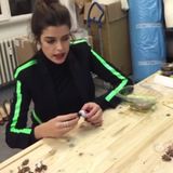 Trends nur anschauen? Das ist nichts für Model Marie Nasemann. Im Atelier der Modedesignerin Marina Hoermanseder kreiert sie selber mit. Mit Kleber und viel Spaß bastelt sie schicke Ohrclips zusammen.