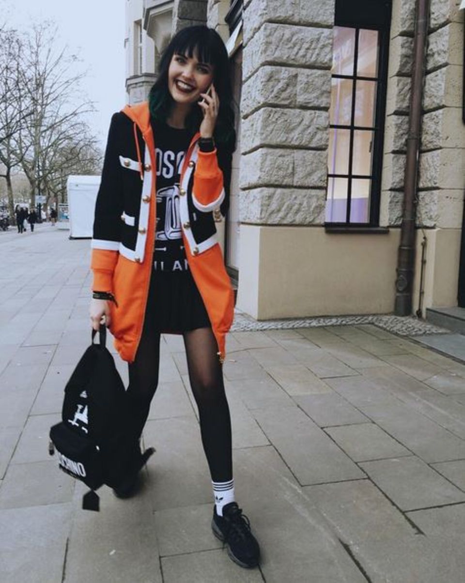 Auch Bonnie Strange hat sich nun unter die Fashionistas der Modewoche begeben. Nachdem sie am zweiten Tag für das Label Riani gemodelt hat, läuft sie einen Tag später lässig durch die Hauptstadt. Ob an ihrem Handy schon das nächste Jobangebot eingegangen ist? Beschäftigt scheint sie zumindest zu sein. Auch Bonnie Strange hat sich nun unter die Fashionistas der Modewoche begeben. Nachdem sie am zweiten Tag für das Label Riani gemodelt hat, läuft sie einen Tag später lässig durch die Hauptstadt. Ob an ihrem Handy schon das nächste Jobangebot eingegangen ist? Beschäftigt scheint sie zumindest zu sein.