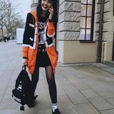 Auch Bonnie Strange hat sich nun unter die Fashionistas der Modewoche begeben. Nachdem sie am zweiten Tag für das Label Riani gemodelt hat, läuft sie einen Tag später lässig durch die Hauptstadt. Ob an ihrem Handy schon das nächste Jobangebot eingegangen ist? Beschäftigt scheint sie zumindest zu sein.