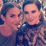 In der ersten Reihe ist gut Selfiemachen! Sila Sahin schnappt sich ihr Sitznachbarin Rumer Willis für ein hübsches Foto bei der Lavera-Show. Krönen würde diese Aufnahme nur noch Papa Bruce Willis.