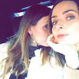 Zusammen mit der Stylistin Ines Kindel jagt Eva Padberg im Taxi durch Berlin. Ihr Ziel: ein Baumarkt. Hier findet die Show des Designer-Duos "Perret Schaad" statt.