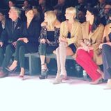Dort begutachtet sie von der ersten Reihe aus die neuesten Fashiontrends und ist in toller Gesellschaft. Nur zwei Plätze neben ihr sitzt Topmodel Irina Shayk.