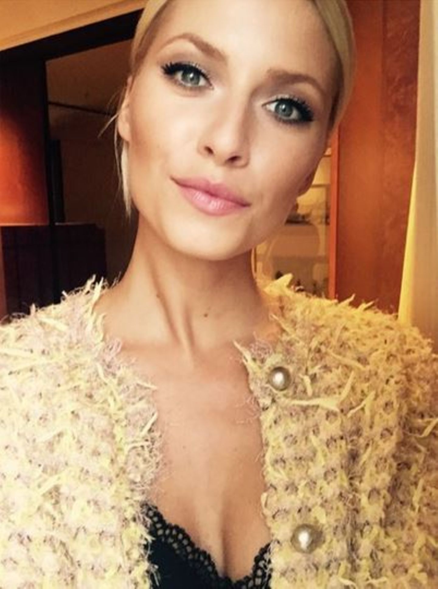 Am Nachmittag ist Lena Gercke dann schon wieder perfekt zurechtgemacht. Ihr nächstes Ziel heißt Marc Cain.