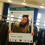 Montag Maybelline, Dienstag Riani: Stefanie Giesinger hat während der Fashionweek einen vollen Terminkalender. Spaß und Grimassen beim Fitting müssen dennoch sein.
