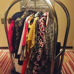 Am letzten Tag der Fashionweek zeigt sich in Franziska Knuppes Hotellobby, was ihre vorherigen Fotos bereits vermuten ließen: Ihre Suite muss während der vergangenen Tage einer kleinen Boutique geglichen haben. Beim Checkout am Vormittag kann man ihre tollen Outfits noch einmal in ganzer Pracht bewundern.