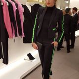 Nur gut, dass Marie Nasemann bei ihrem Accessoire-Stündchen nicht mit dem Klebstoff gekleckert hat. So kann sie in ihrem hübschen Anzug direkt zum Store-Opening von Versace am Kudamm weiter.