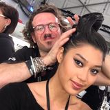 Sie hat die Haare schön! Anuthida Ploypetch zeigt, wie es hinter den Kulissen der Zukker-Show abläuft. Von einem Hair-Artisten bekommt sie für den Catwalk eine aufwendige Hochsteckfrisur.