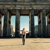 Tag 2  Den zweiten Tag geht Lena Gercke etwas ruhiger an. Sie genießt am Brandenburger Tor die Sonne, bevor es wieder in das dunkle Fashion-Zelt zurückgeht.