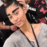 Über die Woche hinweg wurde Anuthida Ploypetch immer und immer umgestylt. Für die Schau von Irene Luft heißt es bei ihr: WOW BROW! Backstage-Einblicke gibt sie via Facebook.