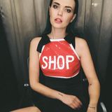 Während der Fashionweek scheint Bonnie Strange besonders auf ein Label zu setzen. In der Stylingbox bekommt sie von Modeexperte Dominic Keller einen neuen Moschino-Look verpasst.