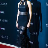Topmodel Gigi Hadid stellt bei der Show von Maybelline im Blickfänger-Outfit von Sally La Pointe alle in den Schatten.