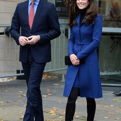 Royale Blautöne mag Herzogin Catherine sehr gerne, und Prinz William passt sich dieser Vorliebe mit seinem dunkelblauen Anzug nur zu gern an.