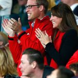 Mit ihren leuchtend roten Outfits sind Prinz William und Herzogin Catherine im Publikum bei der Rugby-Weltmeisterschaft in London gar nicht zu übersehen.