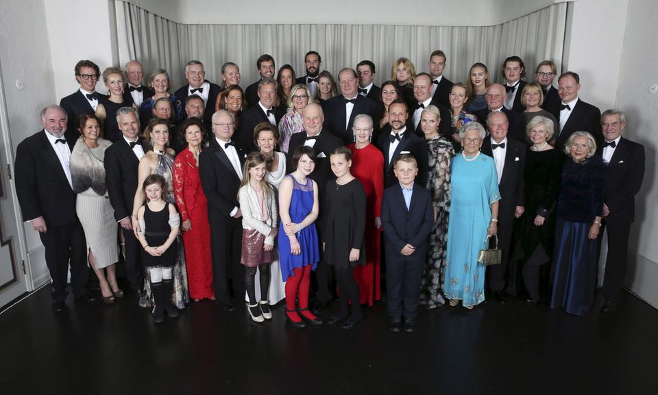 Gruppenbild zum abendlichen Dinner: In der vordersten Reihe posiert die königliche Familie mit den royalen Verwandten. Ari Behn (3. v. l.), Prinzessin Märtha Louise (mit Emma Tallula), Königin Silvia, König Carl Gustaf, Königin Sonja (mit Leah Isadora und Maud Angelica), König Harald (mit Prinzessin Ingrid Alexandra), Königin Margrethe, Prinz Haakon, Prinzessin Mette-Marit, Prinzessin Astrid (Schwester von König Harald), Erling Lorentzen (4. v. r.; Schwager von König Harald). Gruppenbild zum abendlichen Dinner: In der vordersten Reihe posiert die königliche Familie mit den royalen Verwandten. Ari Behn (3. v. l.), Prinzessin Märtha Louise (mit Emma Tallula), Königin Silvia, König Carl Gustaf, Königin Sonja (mit Leah Isadora und Maud Angelica), König Harald (mit Prinzessin Ingrid Alexandra), Königin Margrethe, Prinz Haakon, Prinzessin Mette-Marit, Prinzessin Astrid (Schwester von König Harald), Erling Lorentzen (4. v. r.; Schwager von König Harald).
