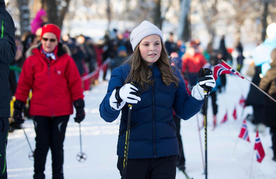Prinzessin Ingrid Alexandra fährt mit. Hinter ihr ihre Großmutter, Königin Sonja. Prinzessin Ingrid Alexandra fährt mit. Hinter ihr ihre Großmutter, Königin Sonja.