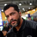 Aurelio Savina posiert am Flughafen für die Fotografen.